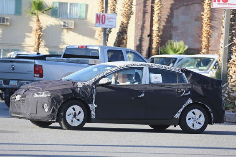 Гибридный конкурент Toyota Prius от Hyundai замечен на тестах