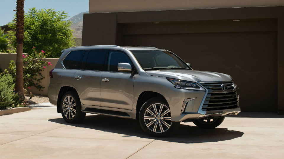 Lexus провел рестайлинг внедорожника LX