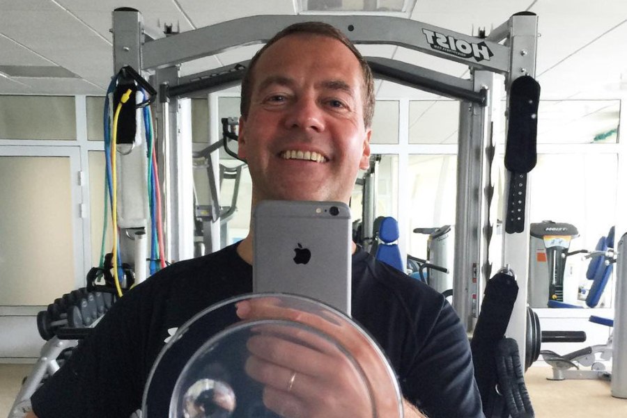 Дмитрий Медведев порадовал подписчиков селфи в спортзале