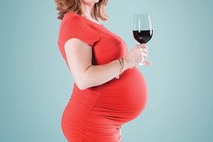 Ученые: беременные женщины не отказывают себе в алкоголе